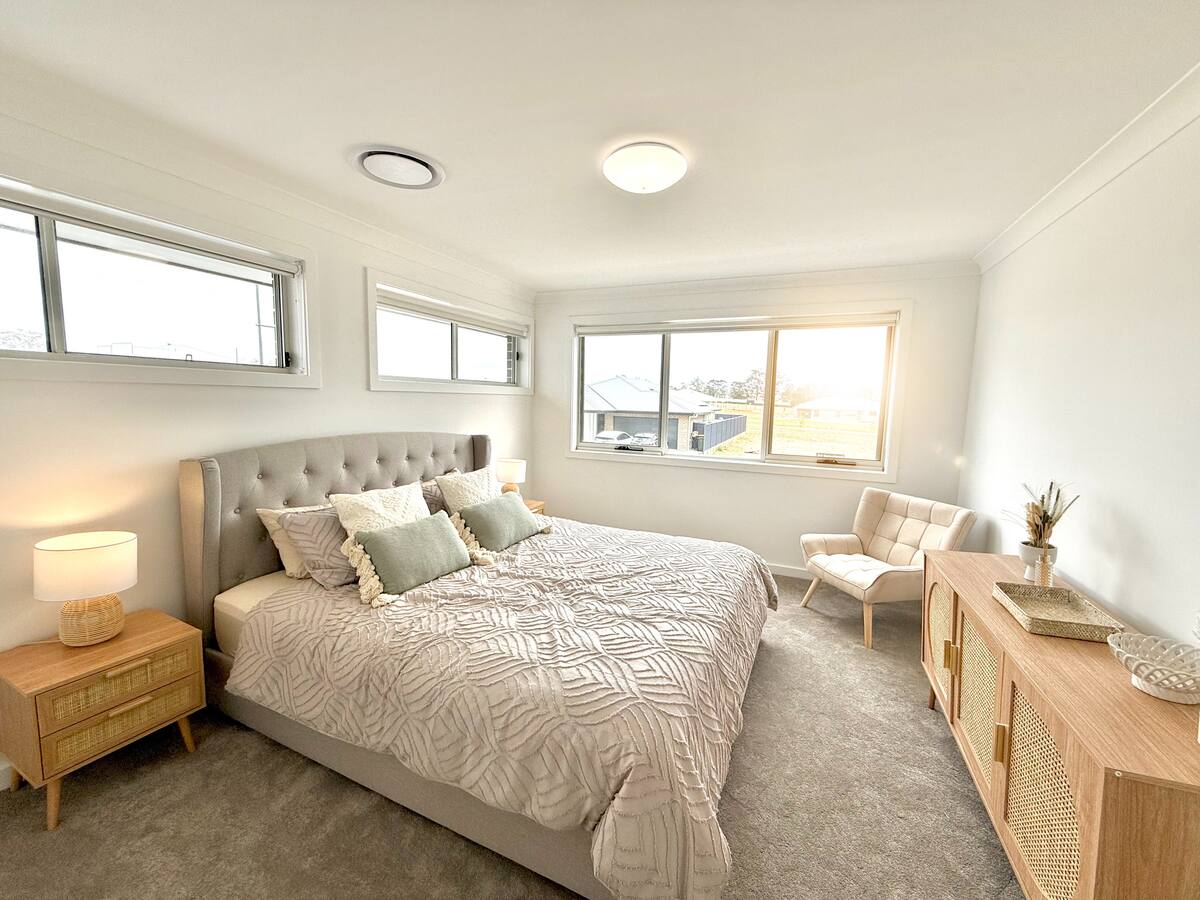 Spacious & Cozy Family 6 Bedroom Home in Wilton, photo 6
