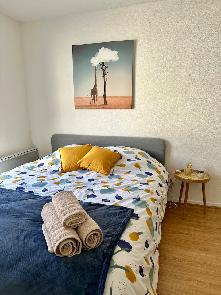 Lit double en 160x200, linge de lit fourni
