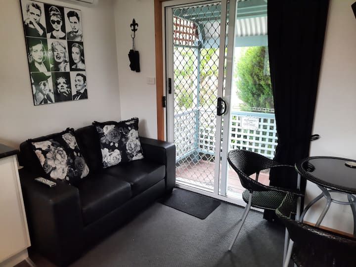 The Garden House Bnb 
 Please Come Stay With Us - Hobart