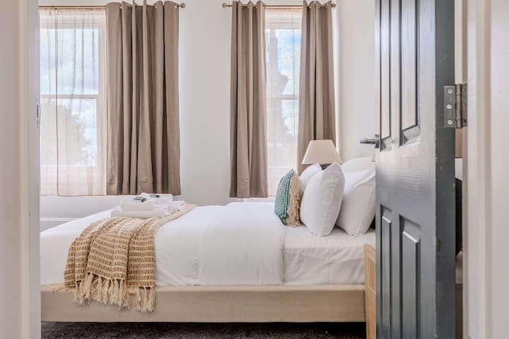 غرفة نوم مشرقة وعملية، توفر مساحة نوم بسيطة ومريحة.