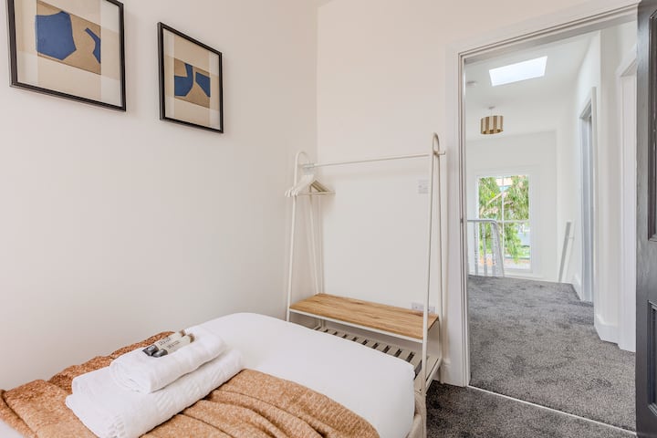 غرفة نوم فردية صغيرة، مثالية لضيف واحد أو لإقامة أكثر هدوءًا وخصوصية.