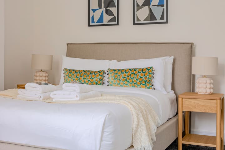 غرفة نوم مزدوجة مريحة تتميز بأجواء هادئة، ومناسبة للاستمتاع بإقامة مريحة.