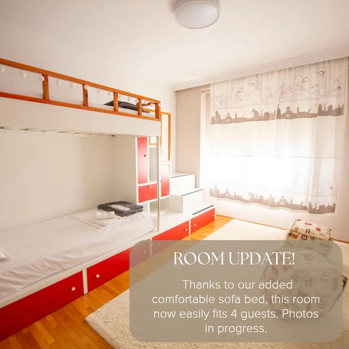 Ova živopisna spavaća soba ima bračni krevet na kat s ugrađenim prostorom za odlaganje i kauč na razvlačenje za 2 osobe (140 *230).  Uz klima-uređaj, električne rolete  i mekani bijeli tepih, to je svestran prostor za igru i opuštajuće noći.