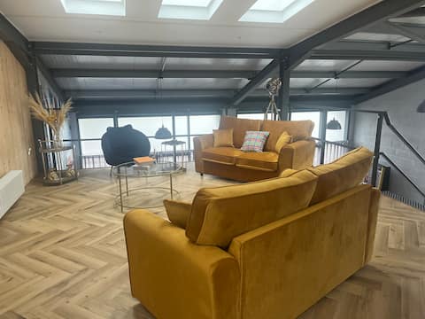 Top Airbnb: Quirky Barn Conversion sleeps 10 in Bromsgrove
