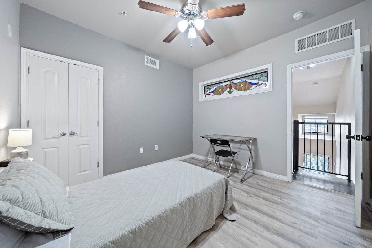 Beautiful Penthouse in Downtown ATX near UT Austin
