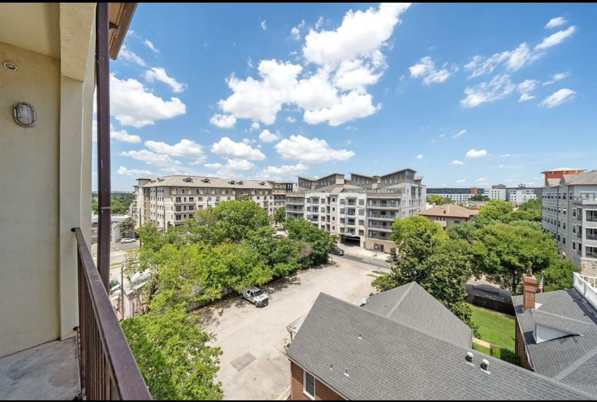Beautiful Penthouse in Downtown ATX near UT Austin