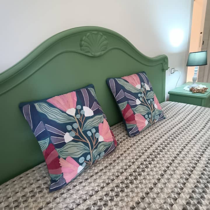 hlavná spálňa s vlastnou kúpeľňou.