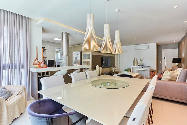 Anfitria Superhost Balneario Camboriu & Curitiba managed Airbnb listing 2