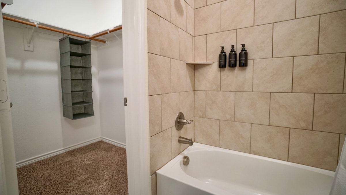 ~ No cleaning fees! ~ Pretty Great East ATX House