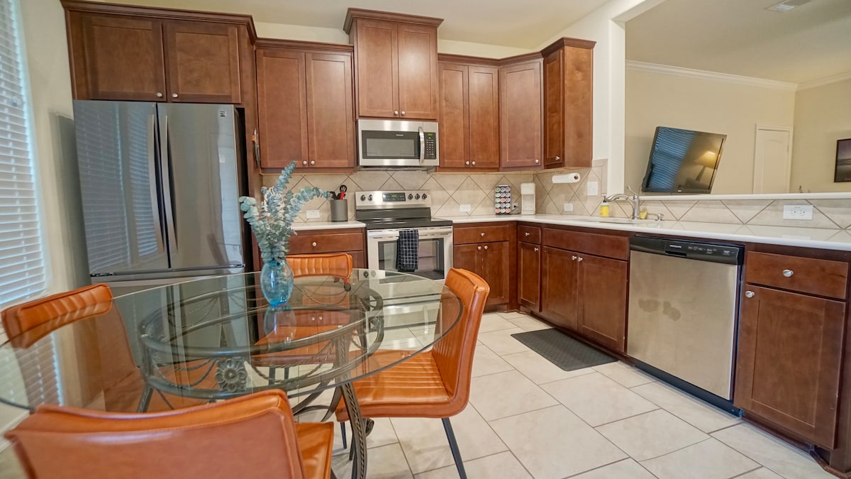 ~ No cleaning fees! ~ Pretty Great East ATX House