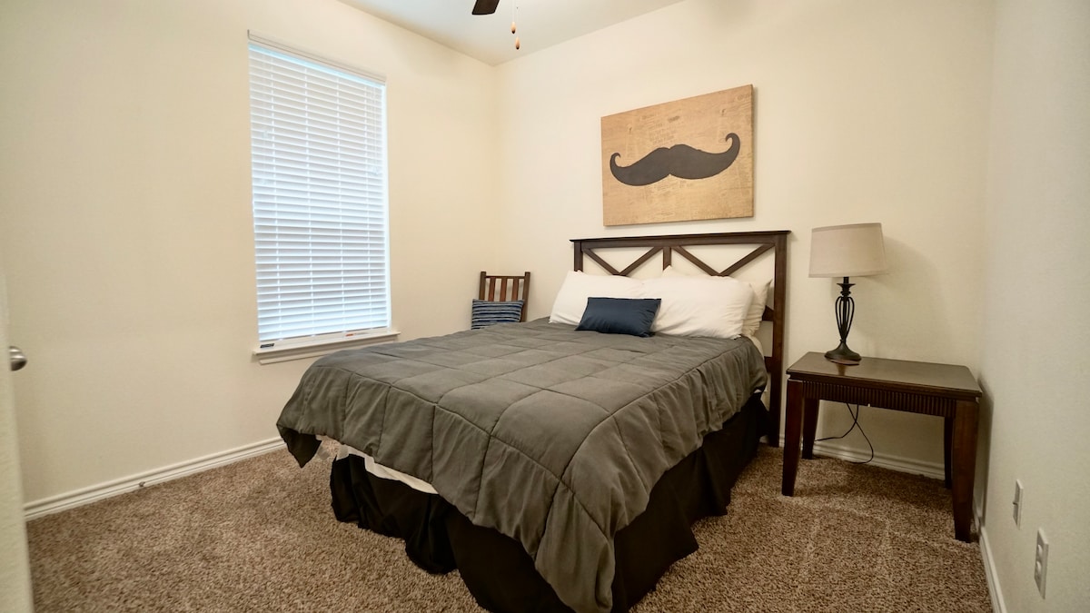 ~ No cleaning fees! ~ Pretty Great East ATX House