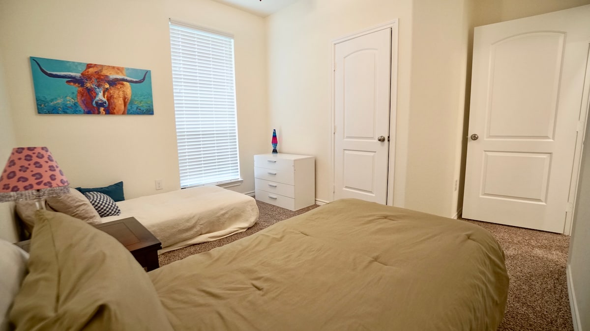 ~ No cleaning fees! ~ Pretty Great East ATX House