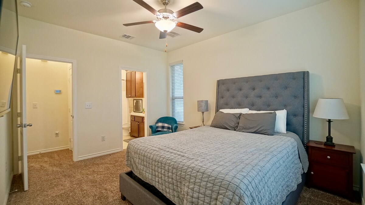 ~ No cleaning fees! ~ Pretty Great East ATX House