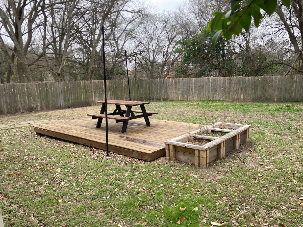 ~ No cleaning fees! ~ Pretty Great East ATX House