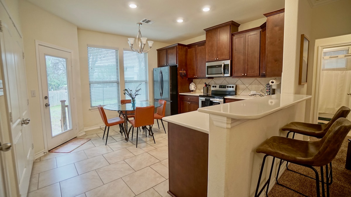 ~ No cleaning fees! ~ Pretty Great East ATX House