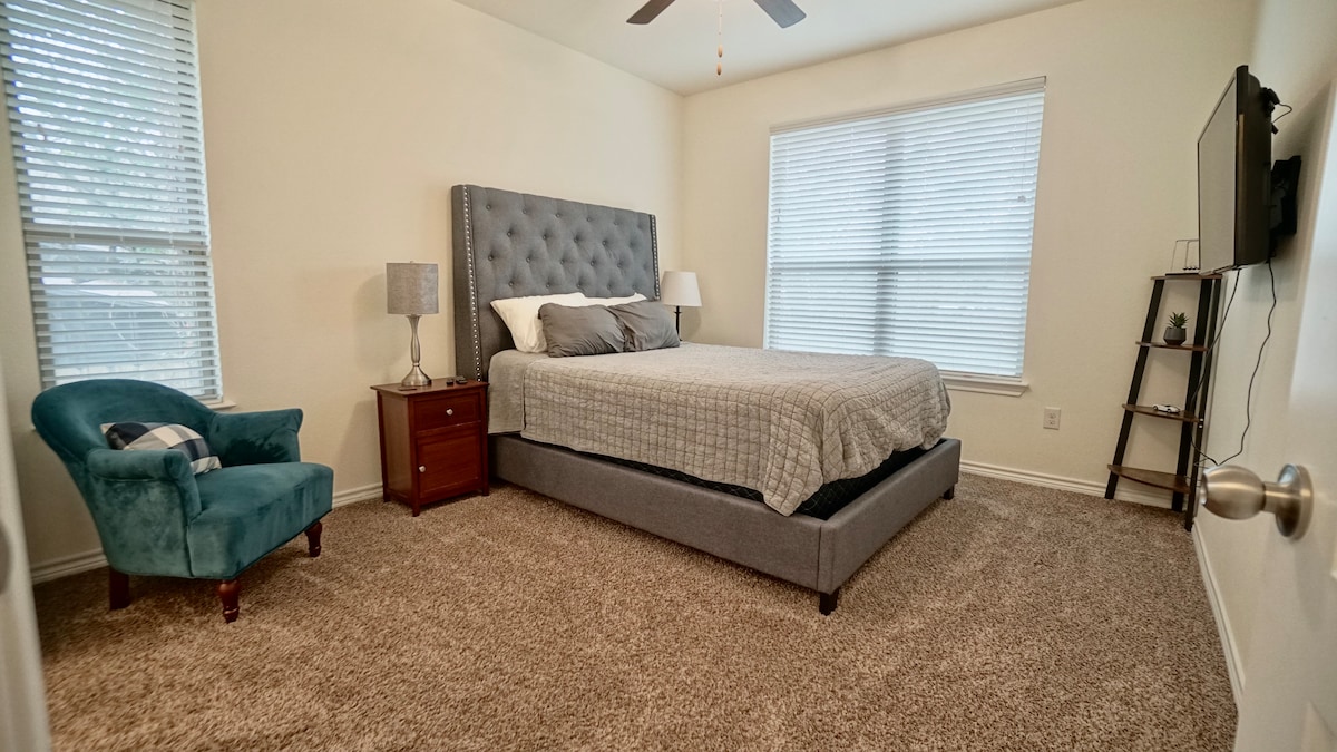 ~ No cleaning fees! ~ Pretty Great East ATX House