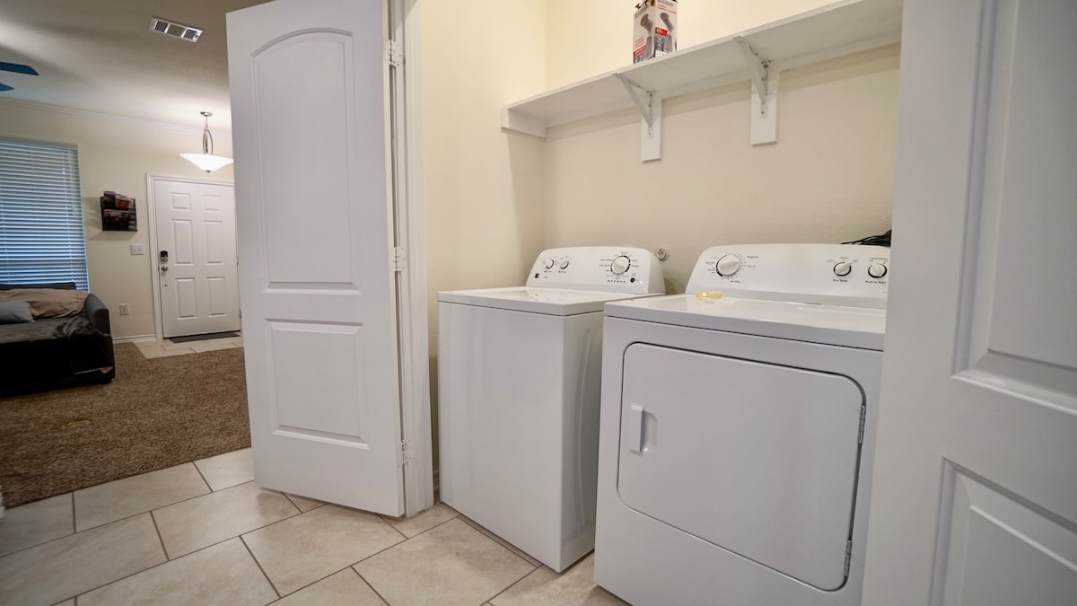 ~ No cleaning fees! ~ Pretty Great East ATX House