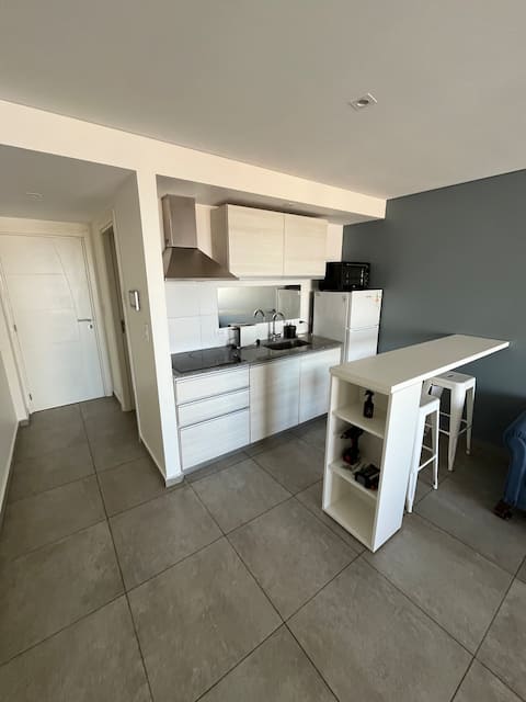 Anuncio de Airbnb popular: Spacious studio apartment with garage, facing the sea en Punta Mogotes