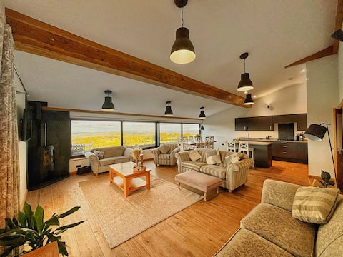 Top Airbnb: Large luxury lodge with hot tub & panoramic views in Teignbridge