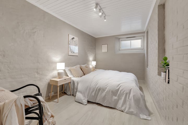 Მთავარი საძინებელი. იატაკზე გათბობის კაბელებია.