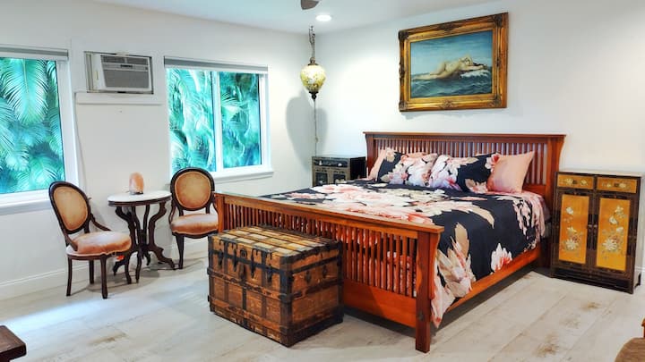 La nostra camera da letto principale Zen ha un letto matrimoniale grande, un futon, una TV, un condizionatore extra e un ambiente serine. Anche il bagno Master Zen è collegato ad esso.