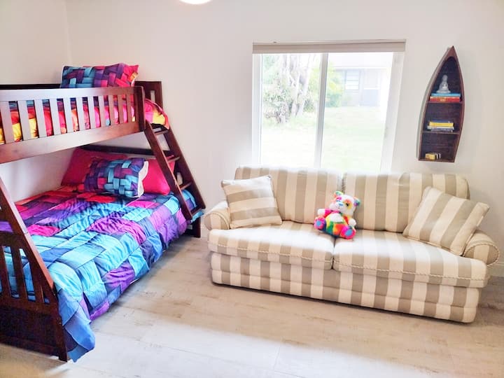La stanza arcobaleno è spaziosa e include un letto a castello con un materasso a due piazze e un materasso matrimoniale. Il divano si apre anche su un letto matrimoniale o su un piccolo letto matrimoniale. Giochi da tavolo e una scrivania retrò per il tuo divertimento.