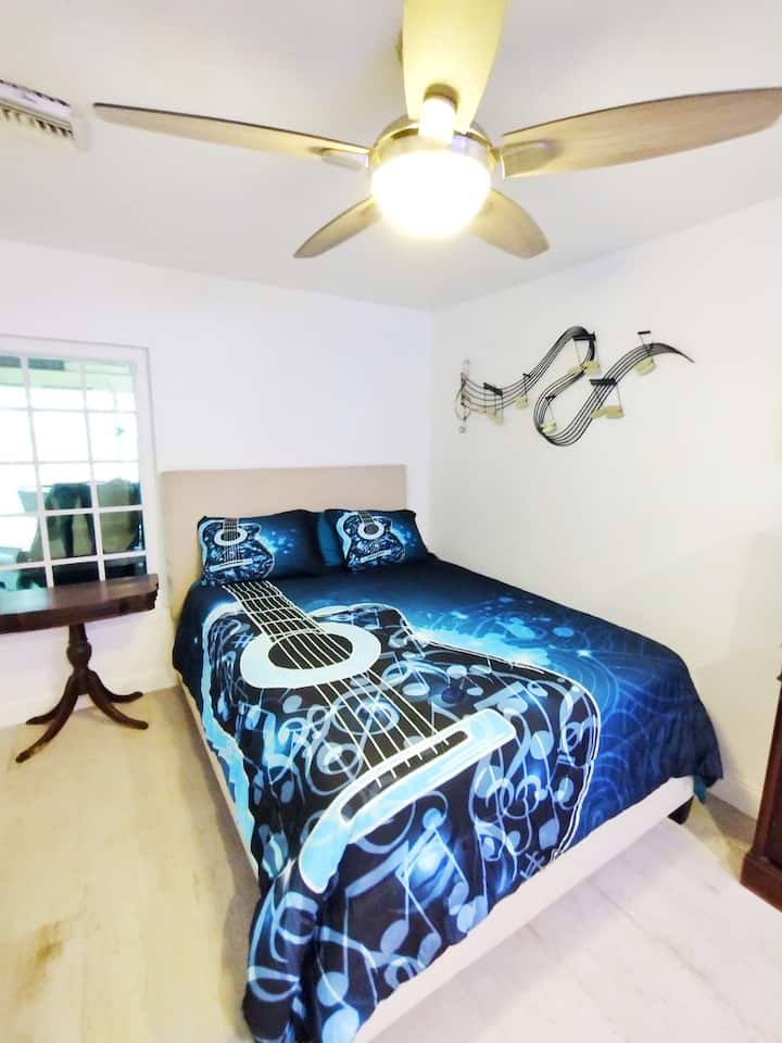 La nostra camera per chitarra include un letto queen size con un serbatoio di pesce di acqua salata! Completo di una scrivania in granito integrata, questo spazio funge anche da ufficio privato.