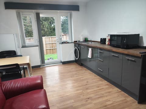 Entire unit/Private/1 bedroom/3+Guests/J11 M4/RG2