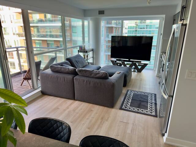 Modern 2bd 1bth condo in downtown gallery image 2