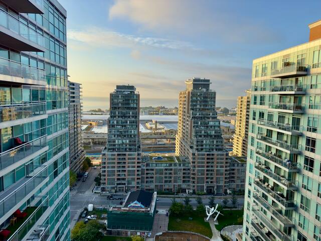 Modern 2bd 1bth condo in downtown gallery image 3