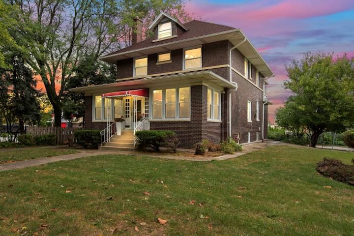 Luxury Stay in the Beverly Hills of Chicago