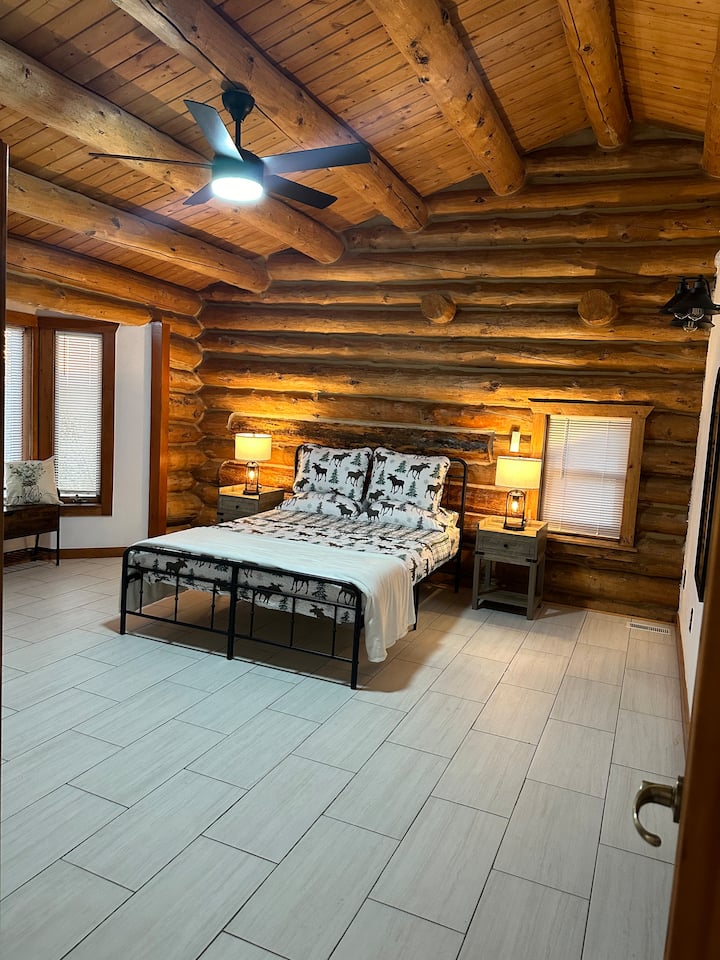 Ამ ოთახში ერთი ადამიანისთვის შეთავაზებულია ორადგილიანი საწოლი და ერთი სავარძელი 