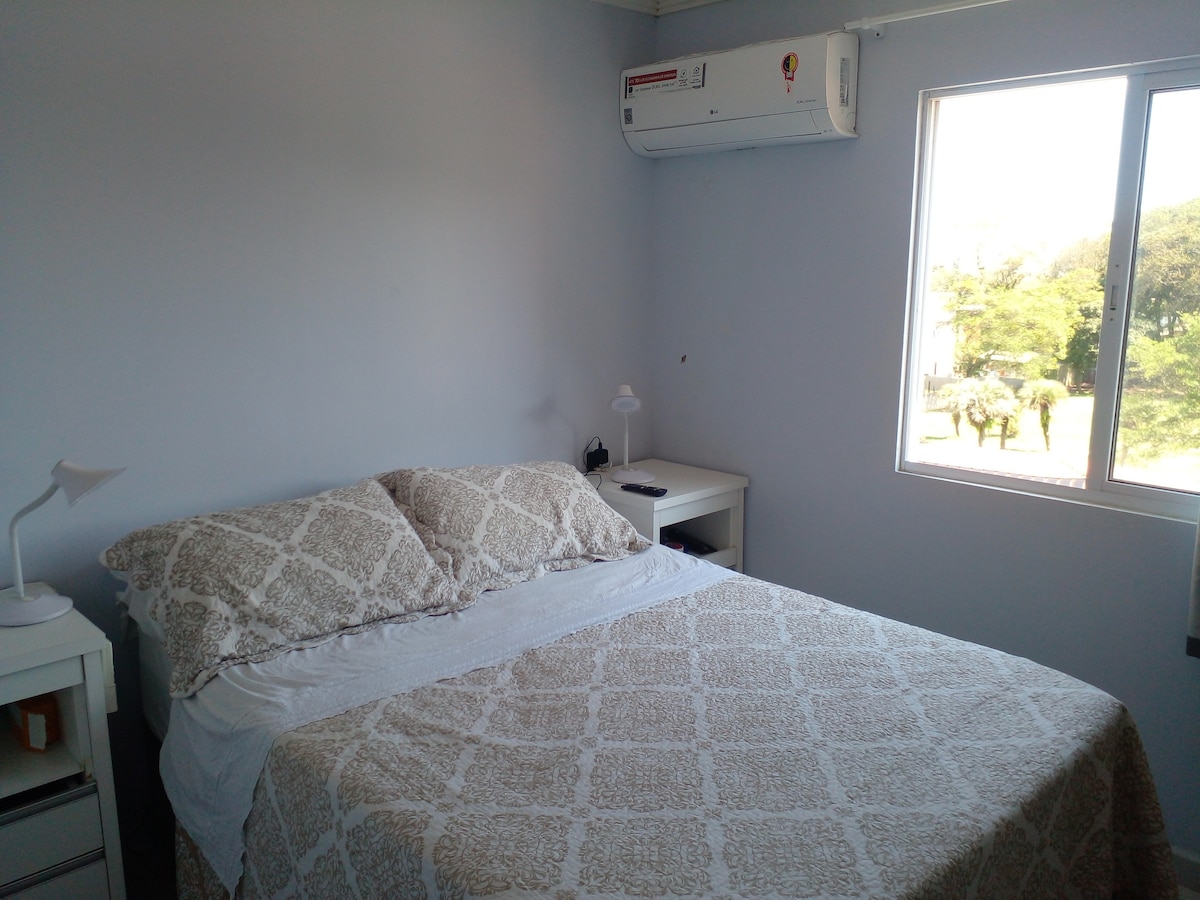 colchón semiortopédico 2 mesitas de noche con 3 cajones armario grande aire acondicionado de 12 000 btu
vistas al mar de la montaña y a la laguna