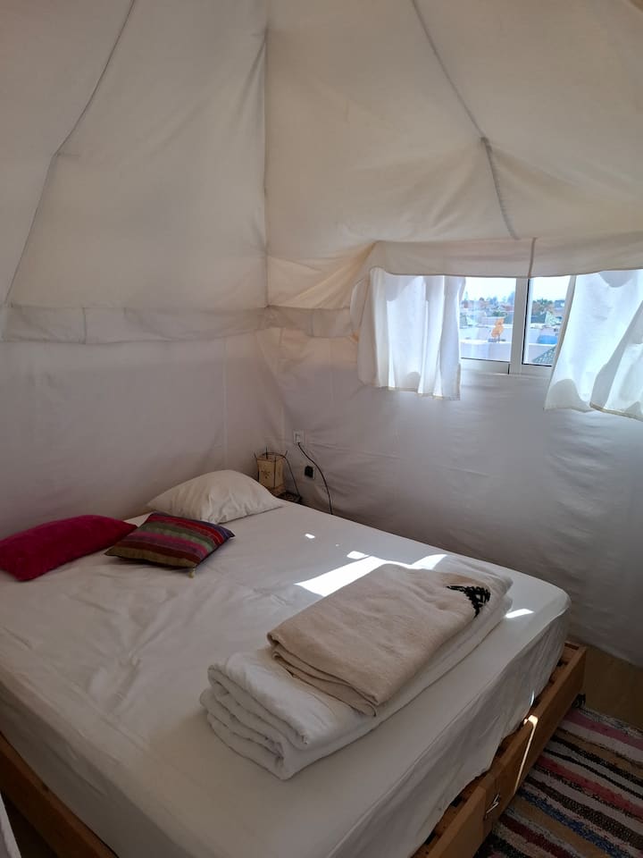 Რაჰიმა (ბერბერული კარავი) სუპერიორ ტერასაზე 