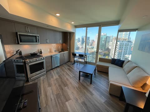Popular Airbnb listing: Downtown Studio, Luxury High-Rise, View, Parking in Downtown