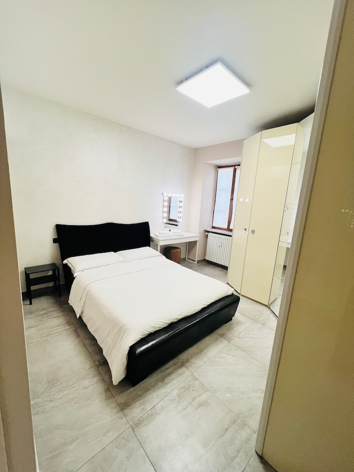 Половин френска родителска спалня със самостоятелна баня и матрак с мемори пяна