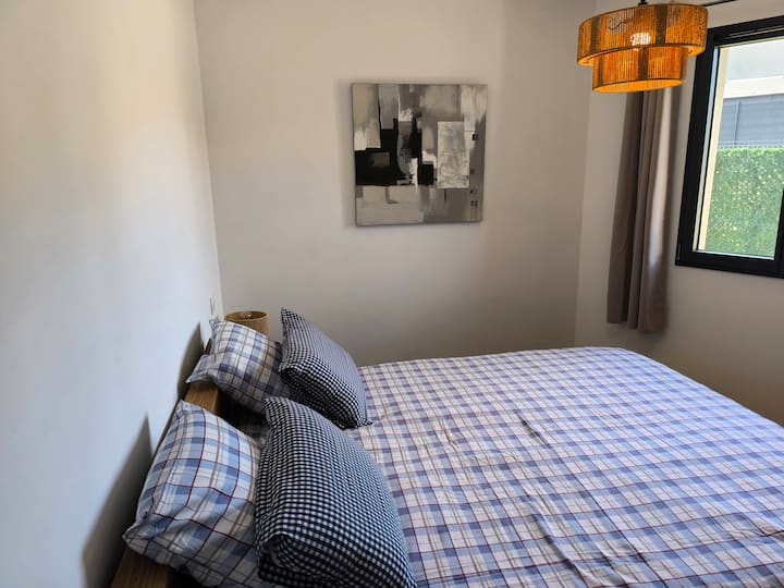 chumba cha kulala kilicho na kitanda cha sentimita 160-200