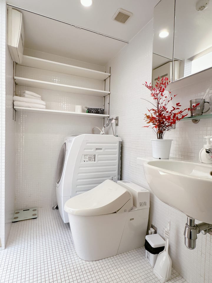 多機能洗濯機は乾燥機能も兼ね備えています。スマートトイレと電動トイレシートは、洗浄と暖房の両方の機能を備えています。すべてのお客様ごとに清掃し、安心してご宿泊いただけます。