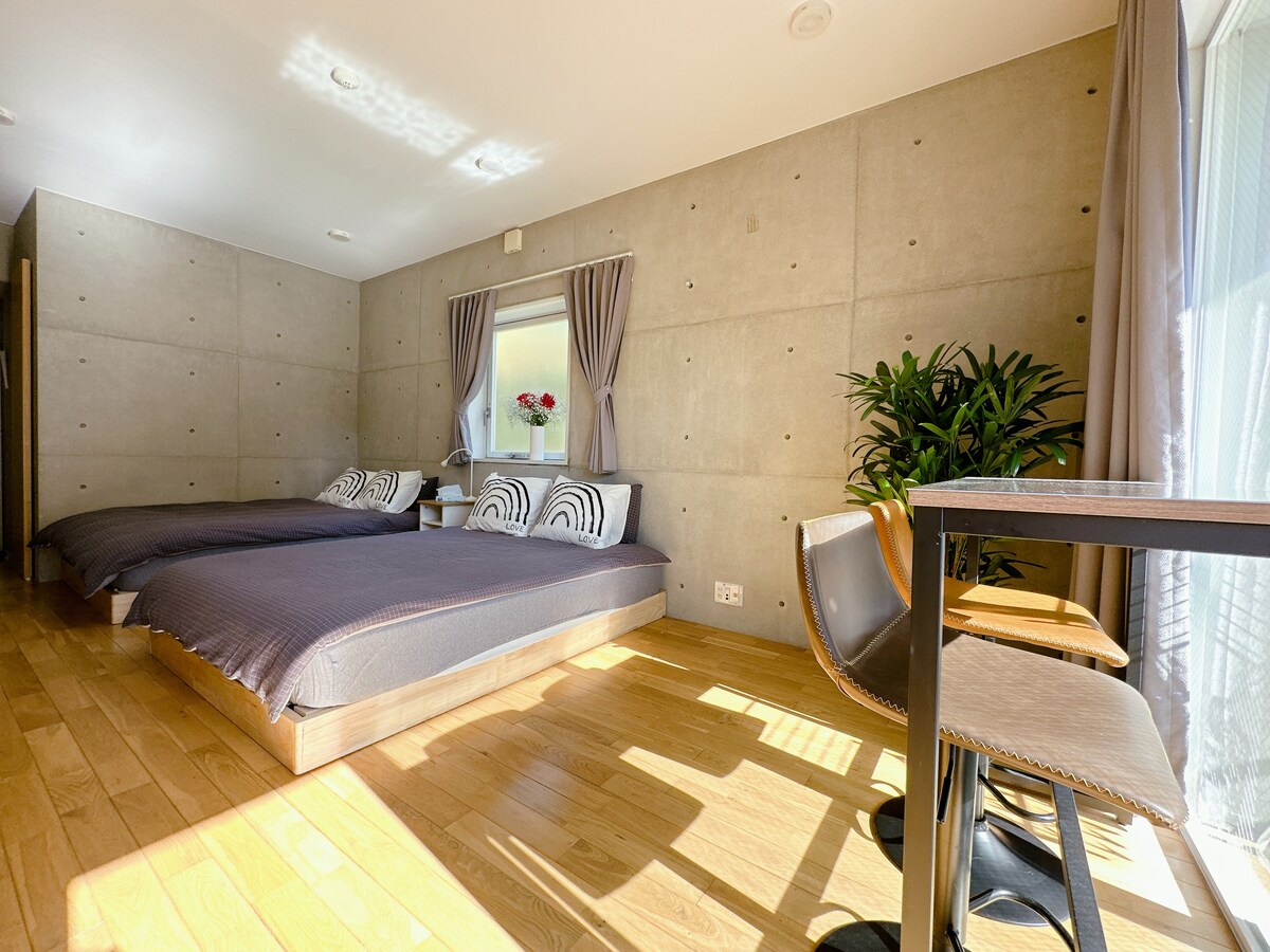客室には1.8m x 2mのダブルベッド2台、5つ星ホテルの品質の寝具、エアコン、クローゼット、その他の生活必需品が備わっています。光がよく入って、装飾も素敵です。ゲストの安心した睡眠を保証します。フロアウィンドウに面した高いスツールとテーブルがあり、景色が素敵で、ゲストがくつろげます。
