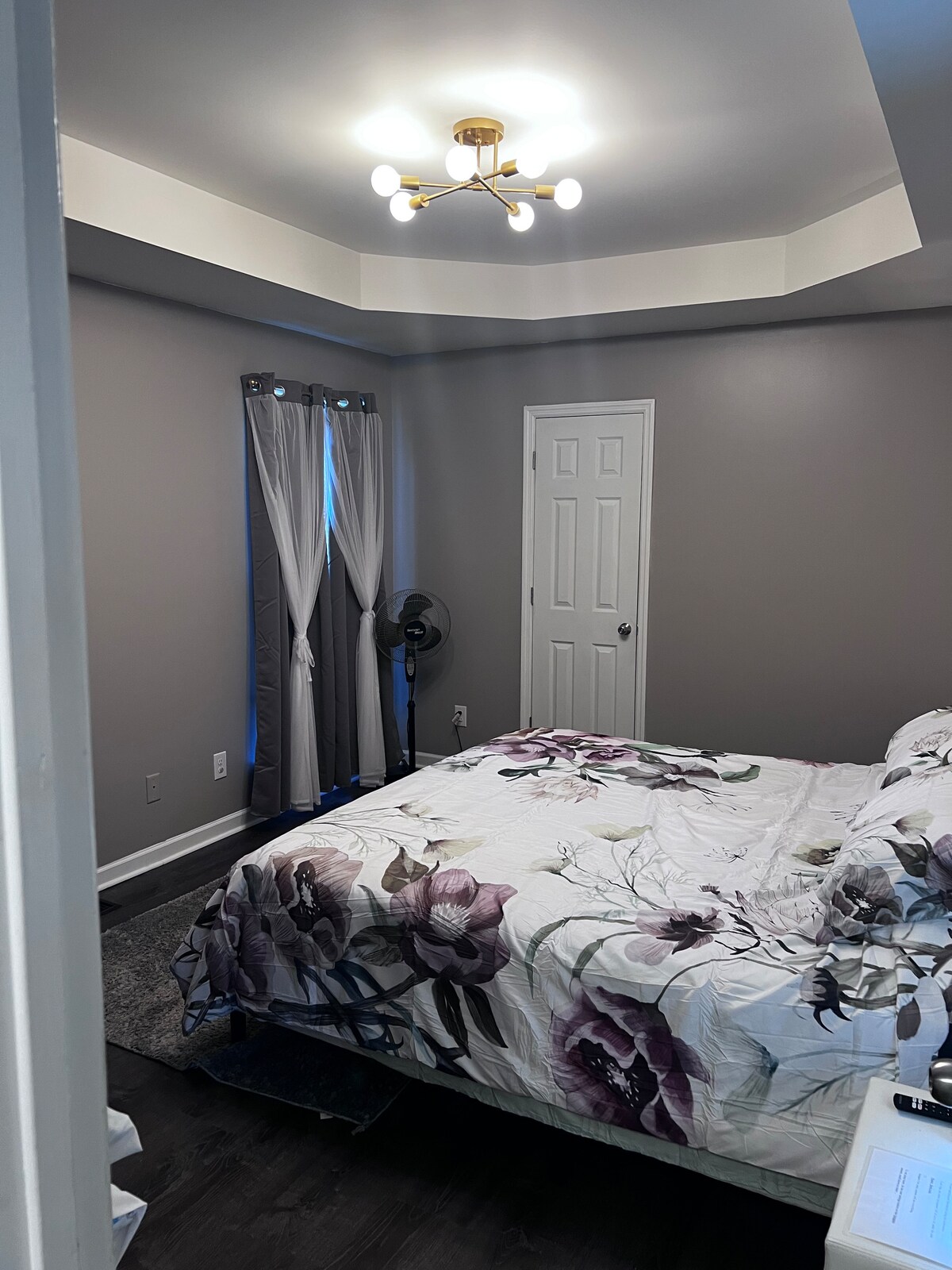 Საწოლი იასამნისფერი მატრასითა და 65"-იანი სმარტ-ტელევიზორით