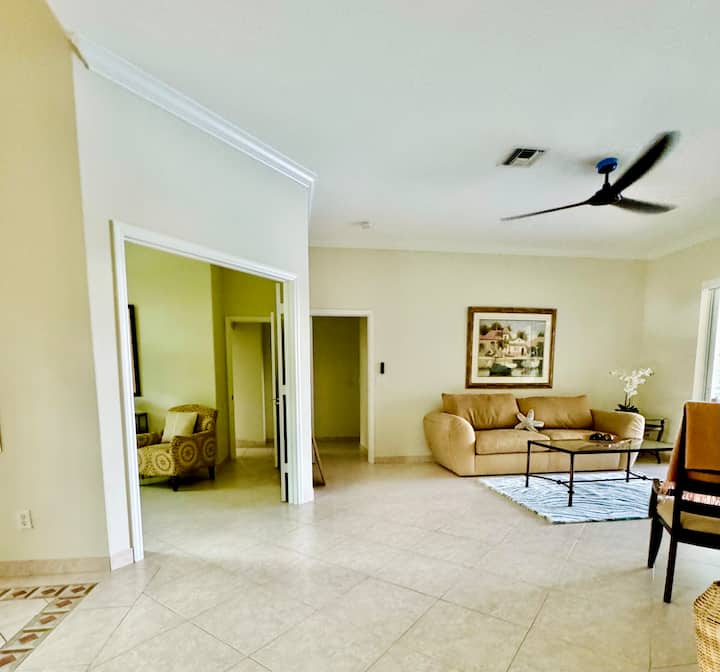 Con este plano de piso dividido, tienes una sala de estar y un dormitorio principal a un lado de la casa y una sala de estar, la cocina y los otros 3 dormitorios al otro lado.