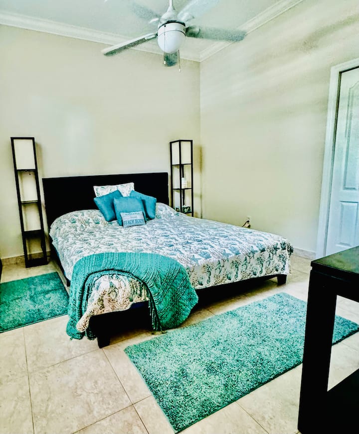 Este dormitorio está separado de los 2 del medio. También tiene una puerta de bolsillo con cerradura para mayor privacidad. Hay un baño al otro lado del pasillo con una puerta que sale a la acogedora piscina y jacuzzi.