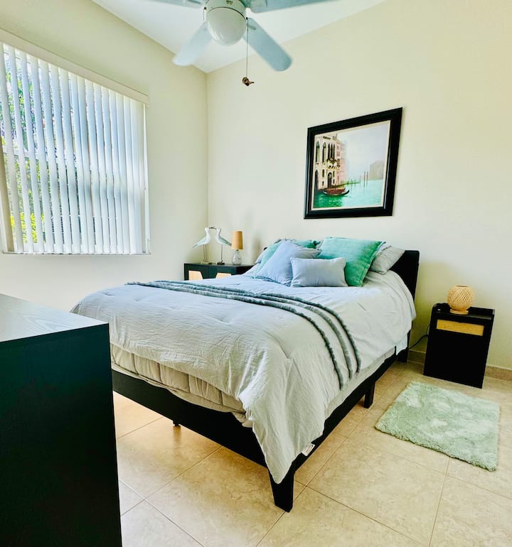 Otra habitación encantadora con cama tamaño queen que tiene un baño justo entre ella y el tercer dormitorio.