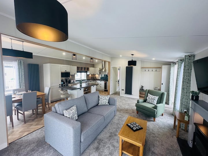 Luxury Lodge Near To Goodwood With Lake Views - University of Chichester