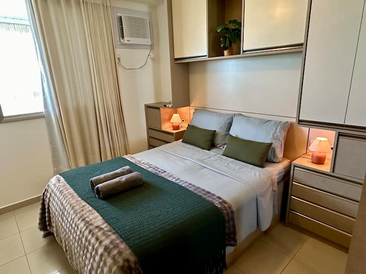 Pohodlná izba, kvalitná posteľná bielizeň, klimatizácia, stropný ventilátor a inteligentný televízor
