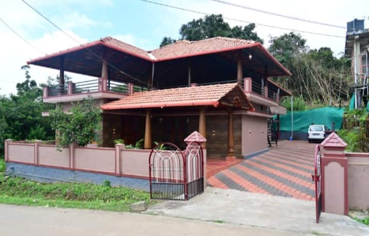Una hermosa villa antigua ubicada en una zona tranquila cerca de la ciudad.