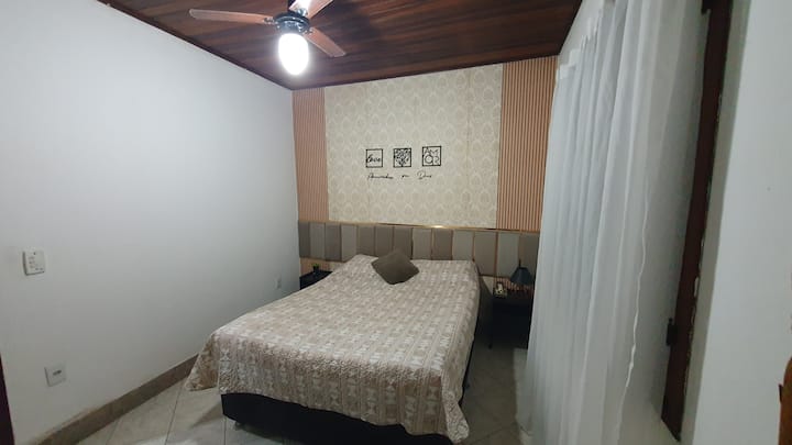 ახლადგაფორმებული ორადგილიანი ოთახი. აქ არის ვენტილატორი და სმარტ‑ტელევიზორი.