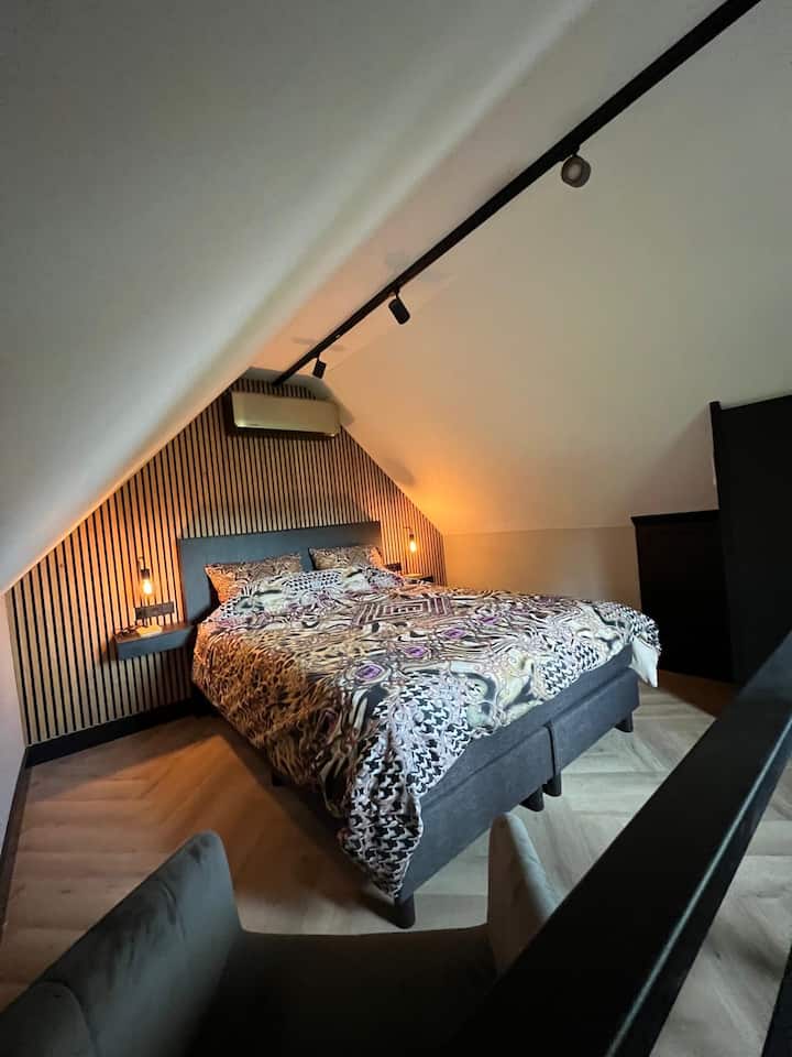 Საძინებელი ორადგილიანი საწოლებით. Აღჭურვილია ტანსაცმლისა და კონდიციონერისთვის განკუთვნილი კარადით. 