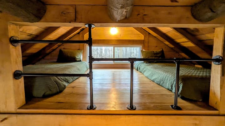 Plazte sa z podkrovia s manželskou posteľou cez whismical crawl space do druhého podkrovia s dvoma dvojitými matracmi. 