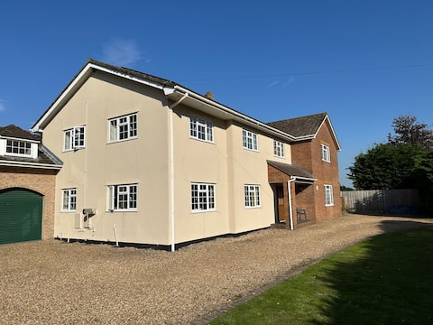 Spacious 7-Bedroom Retreat w/ Lounge, Bar & Garden